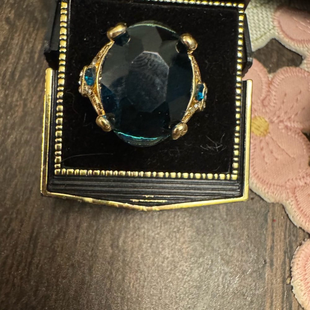 Elegant Gold and Blue Gemstone Ring